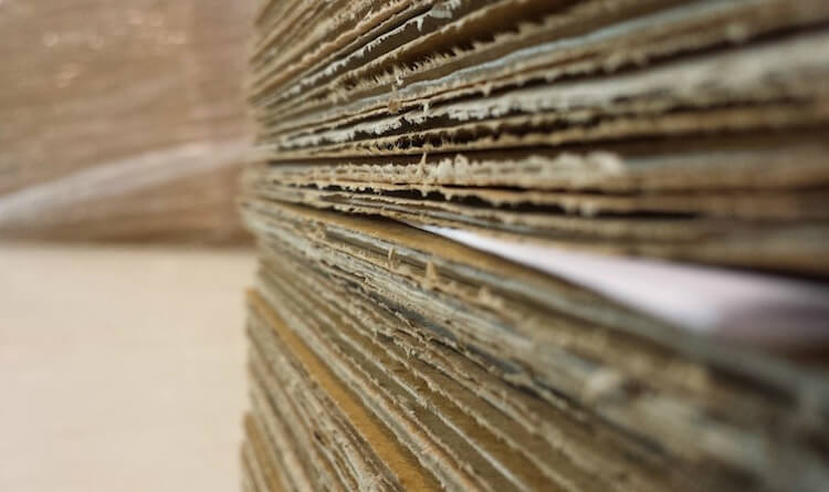 Le recyclage de tout type de matériau produit des données. Une grande pile de carton recyclé.