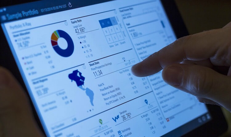 Las empresas del sector tecnofinanciero ofrecen soluciones innovadoras y generan datos Pantalla táctil en la que aparecen datos financieros y esquemas