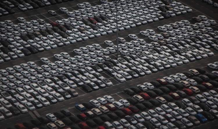 Las flotas de vehículos generan información fiable transmitida en tiempo real por los ordenadores de a bordo Flota de vehículos estacionados en un aparcamiento