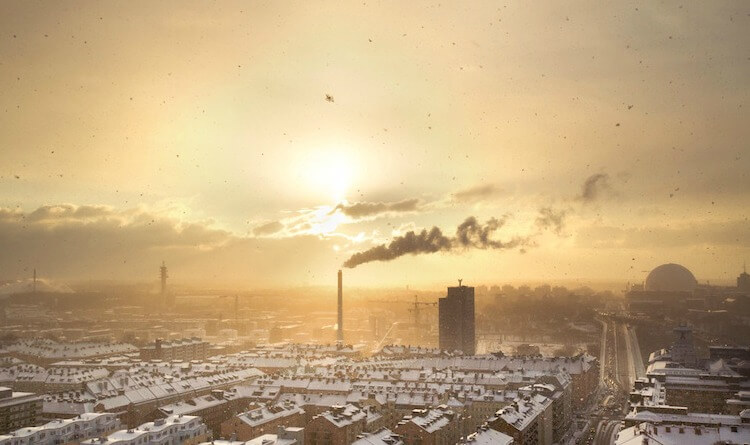 Sammeln von Energie- und Luftverschmutzungsdaten Drohne, die bei verschmutzter Luft über eine Fabrik fliegt