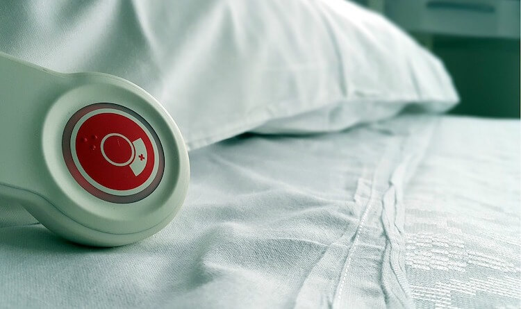 Bouton d'appel sur lit médicalisé dans un hôpital