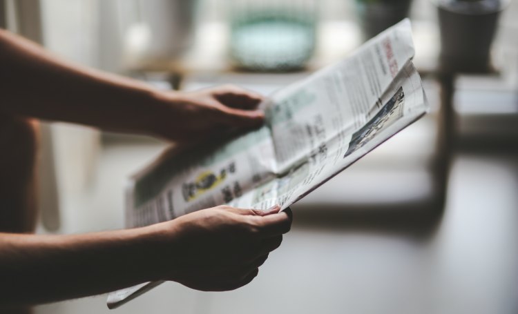 The written press is undergoing a profound transformation. Readers are switching massively to digital formats. 新聞を読んでいる人。