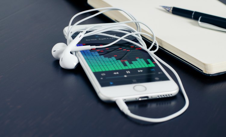 音楽、映画、ビデオのストリーミングサービスにより収集/処理される豊富なデータにより、非常にパーソナライズされた体験をユーザーに提供できます。 音楽を再生中のスマートフォン
