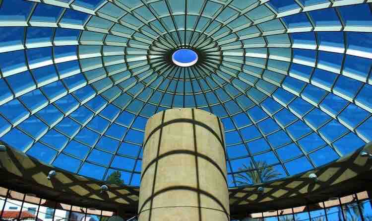 Glasdach vom Inneren eines Gebäudes aus gesehen.