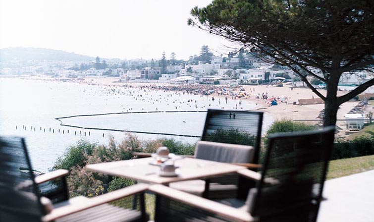 Fachleute aus der Gastronomiebranche nutzen Daten, um die Kundenbindung zu stärken und ihre Geschäftstätigkeit weiter auszubauen. Tisch auf der Terrasse eines Restaurants mit Blick auf den Strand und das Meer