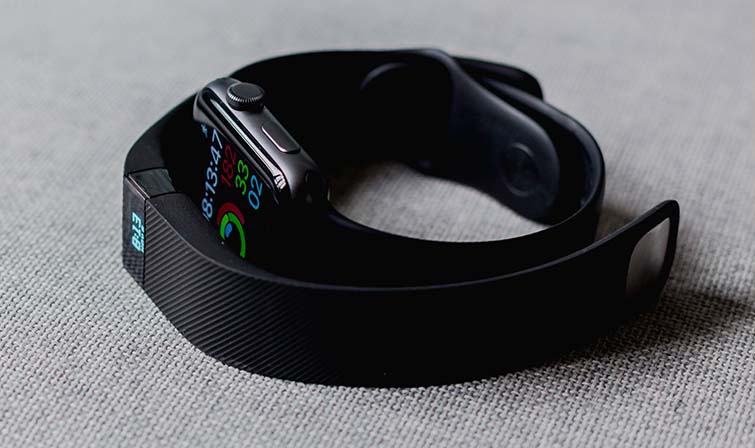 Die von verbundenen Objekten generierten Daten ermöglichen die Entwicklung neuer Dienstleistungen Armband verbunden mit GPS und Pulsmesser